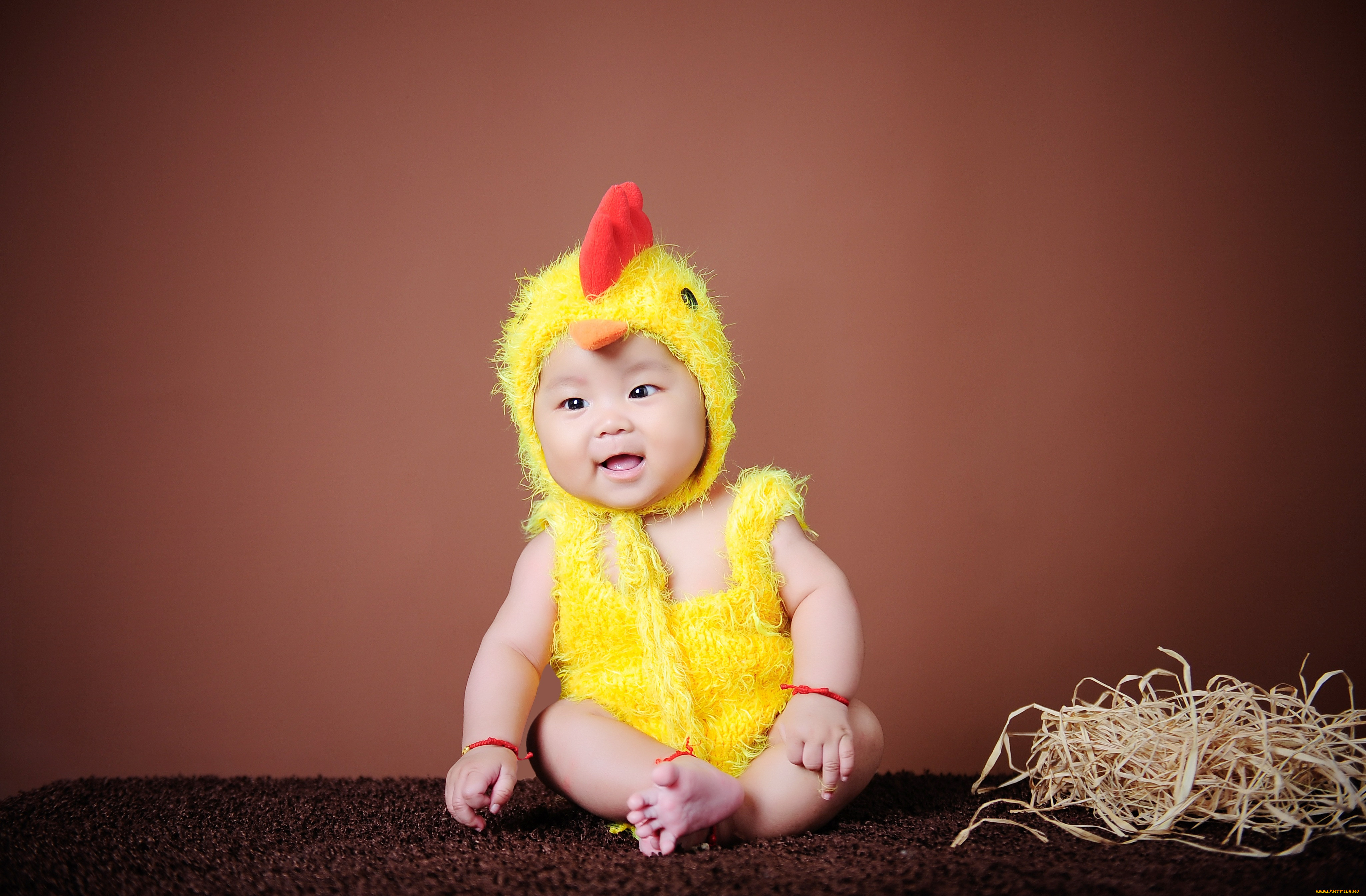 Желтый младенец обновление. Костюм цыпленка. Малоы ш в желтом. Младенец в желтом. Костюм цыплят для детей.